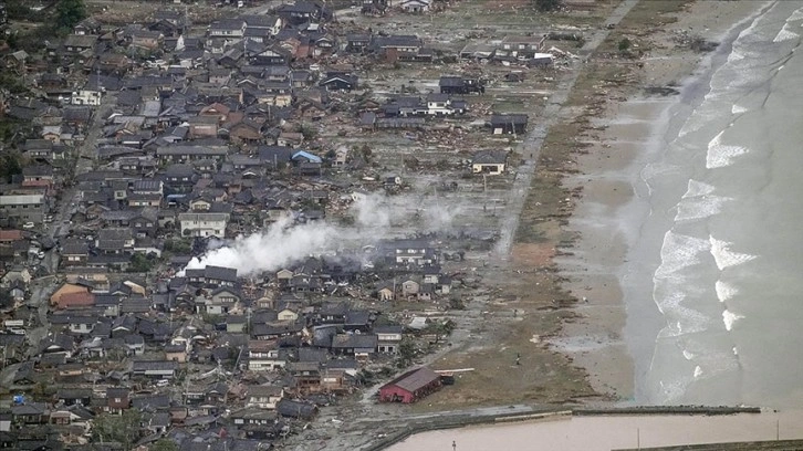 Japonya'daki depremlerde tsunami nedeniyle 1,9 kilometrekarelik alan sular altında kaldı