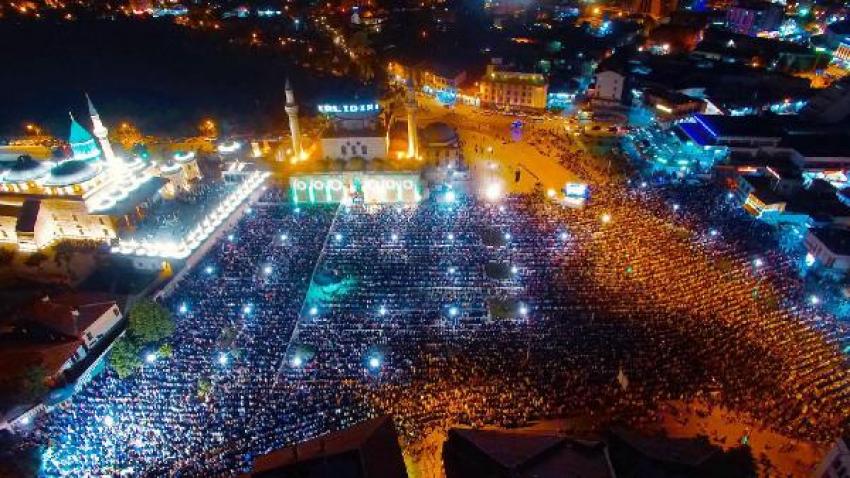 Konya'da 60 bin kişi namaz kıldı!