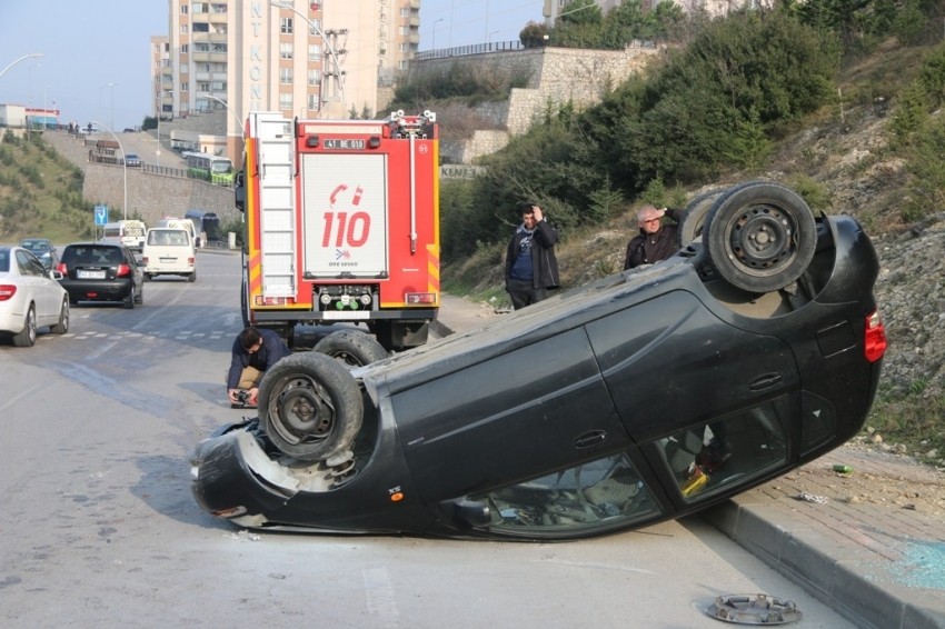 Kaldırma çıkan otomobil takla attı: 2 yaralı