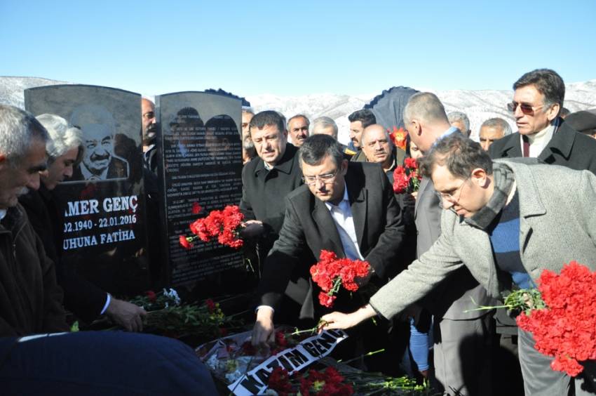 Kamer Genç mezarı başında anıldı