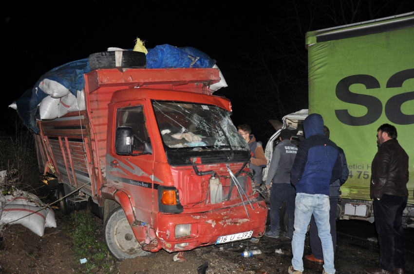 İnegöl’de kamyonlar kafa kafaya çarpıştı