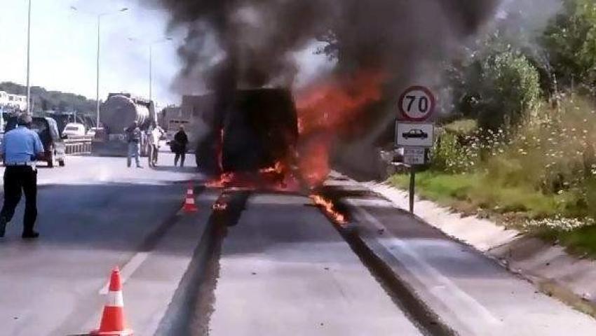 Seyir halindeki kamyonet alev aldı