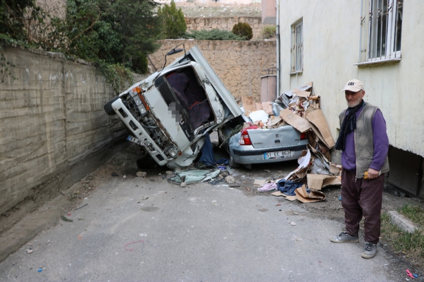 Kamyonet otomobilin üzerine düştü