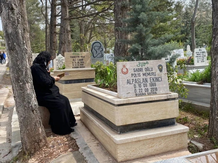 Kabristanlarda bayram ziyareti yoğunluğu
