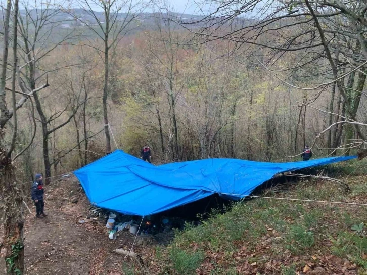 Kaçak kazı yapan 10 kişi 30 metrelik çukurda yakalandı