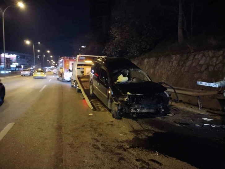 Kadıköy’de kontrolden çıkan otomobil önündeki araca çarpıp bariyere savruldu: 1 yaralı
