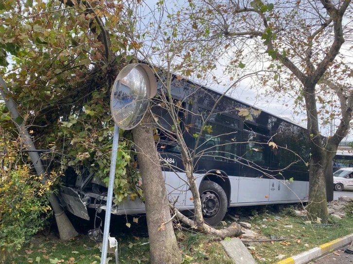 Kadıköy’de perondan çıkan metrobüs yolun karşısına geçip duvara çarptı: 1 yaralı
