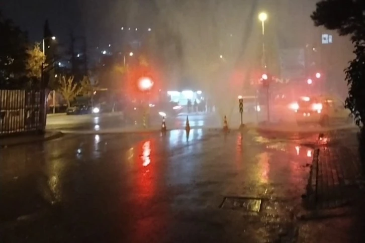 Kadıköy’de su borusu patladı, fışkıran su metrelerce yükseldi