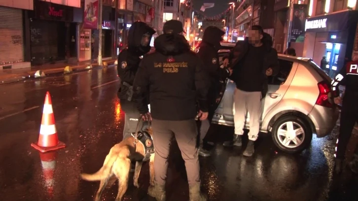 Kadıköy’de yapılan huzur denetiminde üzerinde uyuşturucu madde taşıyan şahıs yakalandı
