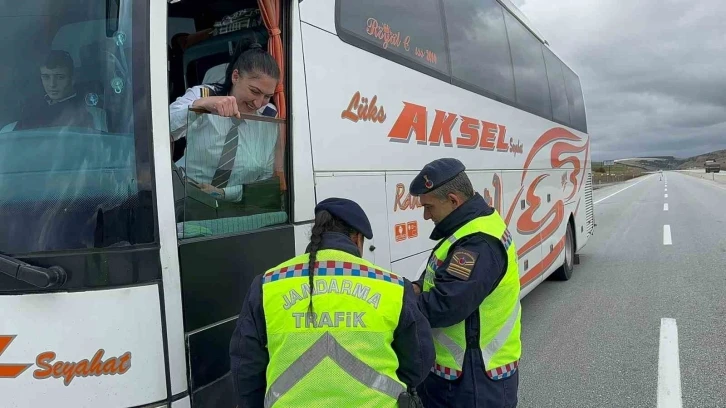 Kadın astsubay durdurduğu otobüste kadın kaptanı görünce ilginç anlar yaşandı
