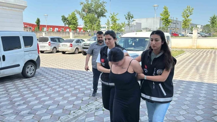 Kadın maganda genç kızlara dehşeti yaşattı: "Öldürürüm seni"
