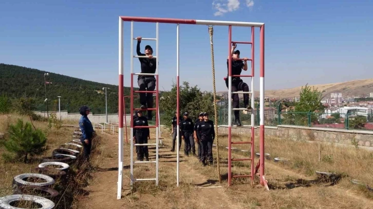 Kadın polis adayları zorlu eğitim sürecinden geçiyor