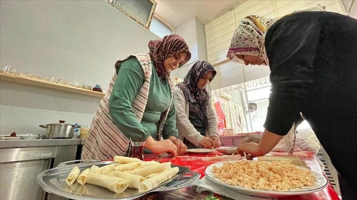 Kadınların hazırladığı yiyecekler 