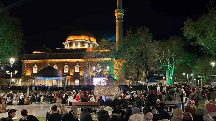 Kadir Gecesi’nde Balıkesir’de camiler doldu taştı
