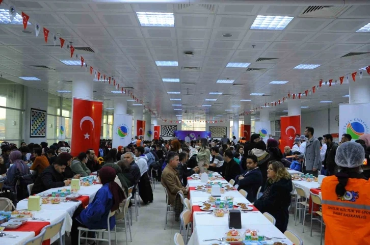 KAEÜ akademik personeli, öğrencileriyle birlikte iftar yaptı
