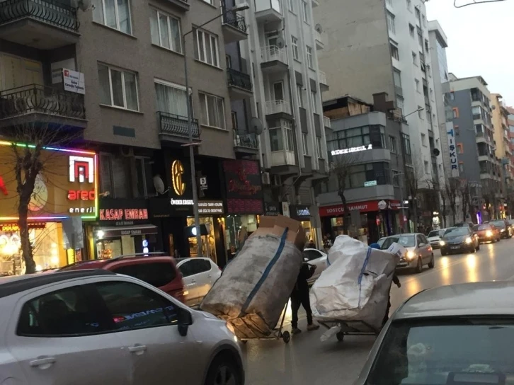 Kâğıt toplayıcı çocuklar trafiktekileri isyan ettirdi
