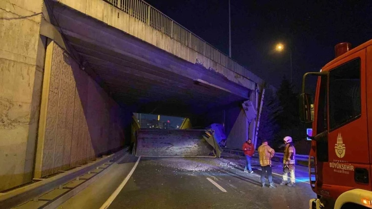 Kağıthane’de damperi açılan kamyon ortalığı savaş alanına çevirdi: 1 yaralı
