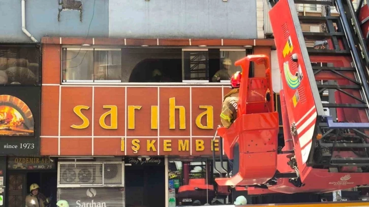 Kağıthane’de işkembecide korkutan baca yangını
