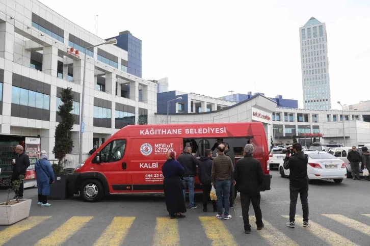 Kağıthane’de semt pazarlarına sıcak ikramlar bulunuyor
