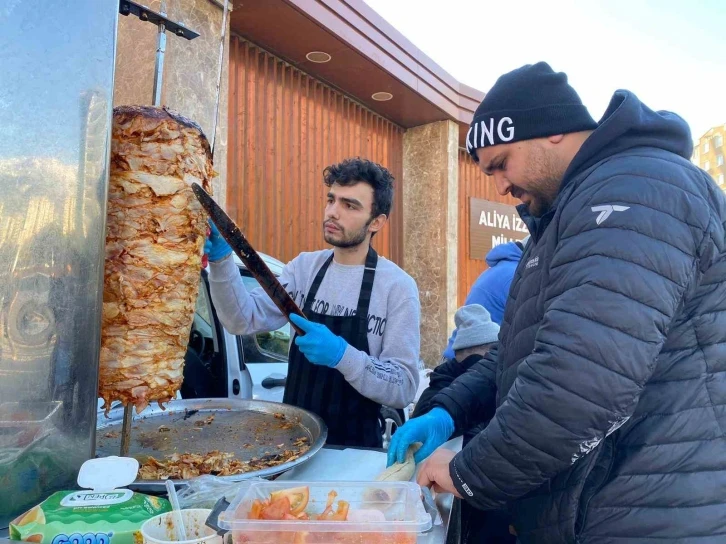 Kahramanmaraş’a gelen arkadaş grubu, depremzedelere ücretsiz döner ikramında bulundu
