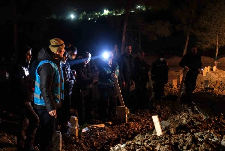 Kahramanmaraş’ta defin işlemleri gece de sürüyor
