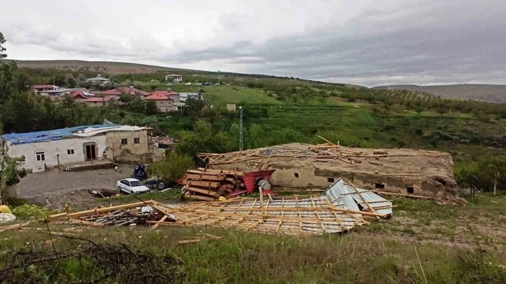 Kahramanmaraş’ta hortum ağaçları yerinden söktü, çatıları uçurdu
