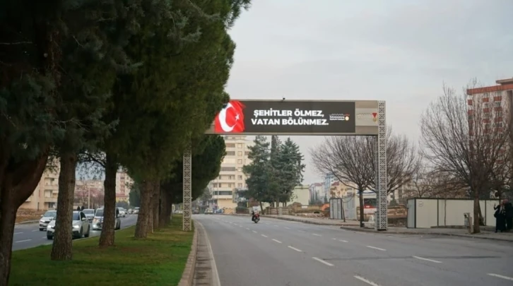 Kahramanmaraş’ta led ekranlarda "Şehitler Ölmez Vatan Bölünmez" mesajı
