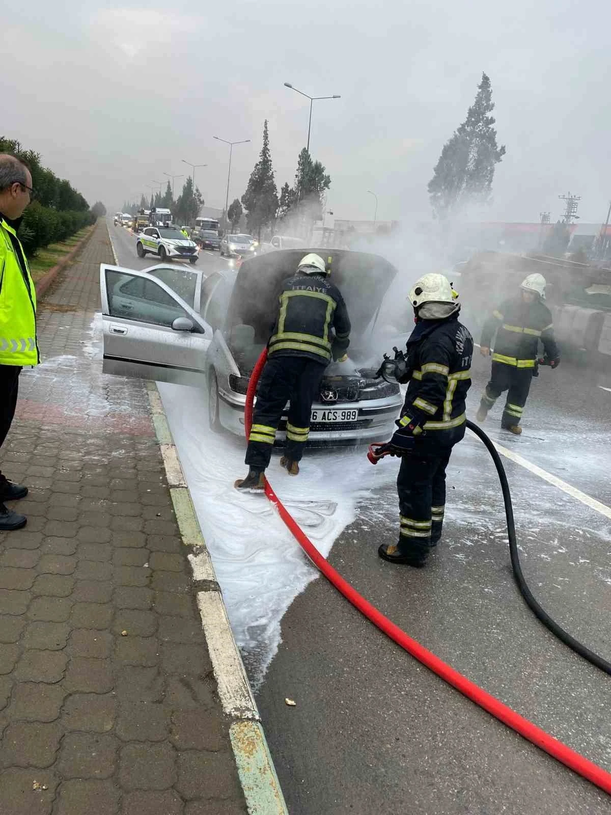 Kahramanmaraş’ta otomobil yangınını itfaiye söndürdü
