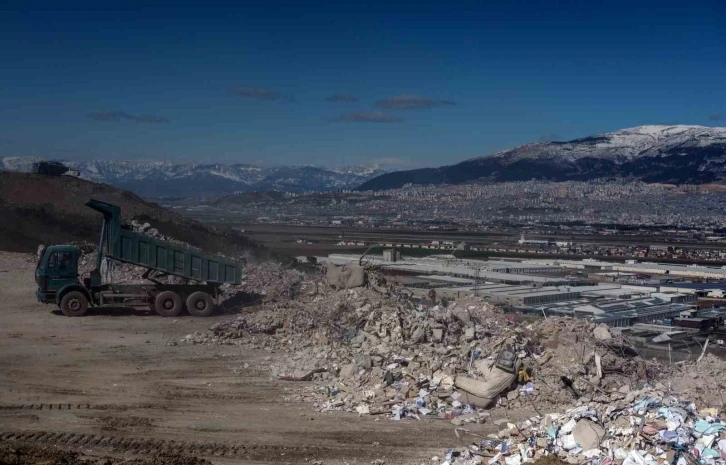 Kahramanmaraş’ta taşınan enkazlar şehrin manzarası ile birleşti
