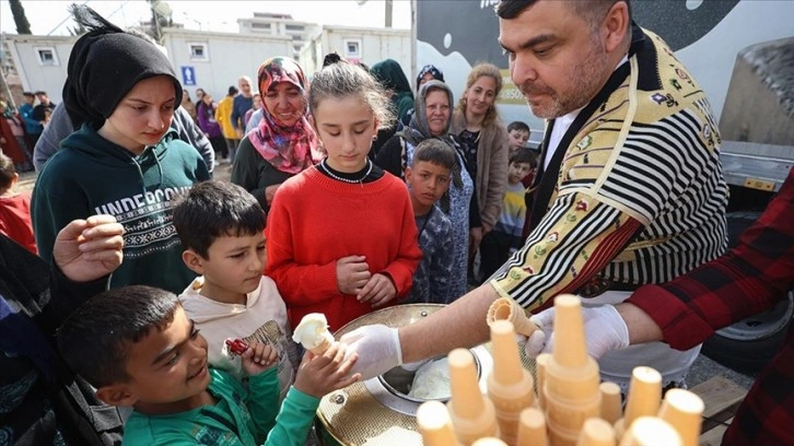 Kahramanmaraşlı dondurmacı, çadır kentteki depremzedelere dondurma ikramında bulundu