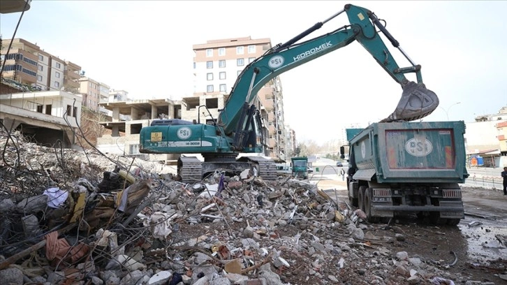 Kahramanmaraş'ta ağır hasarlı binaların yıkım işlemleri sürüyor