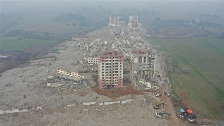 Kahramanmaraş’ta ağır hasarlı binaların yıkımı sürüyor