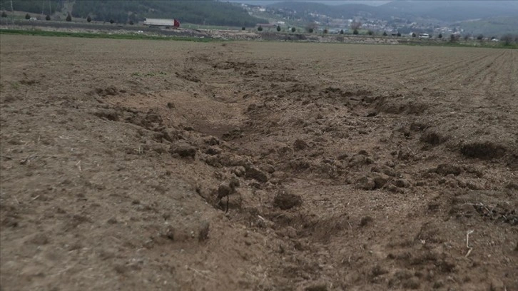 Kahramanmaraş'ta deprem tarım alanlarında kayma ve yarıklar oluşturdu