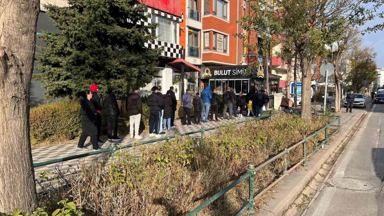 Kahvaltıya sıcak simit almak isteyen vatandaşlar kuyruk oluşturdu
