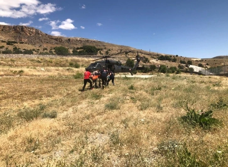 Kalp krizi geçiren kadın, askeri helikopterle hastaneye kaldırıldı
