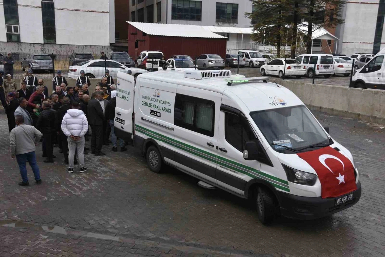 Kalp krizi sonucu hayatını kaybeden güvenlik korucuları son yolculuklarına uğurlandı
