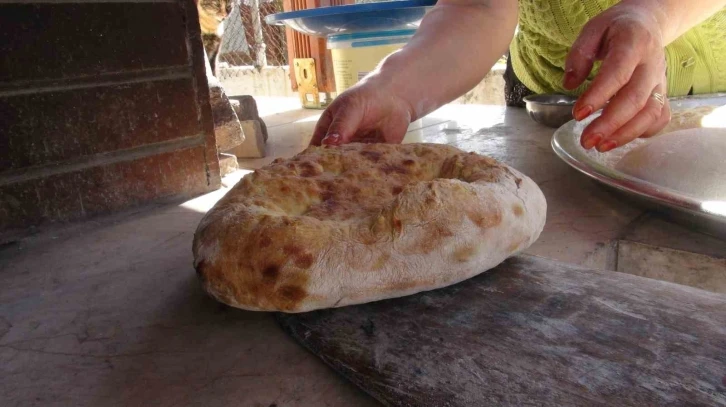 Kamile teyzenin ekmeği günlerce bayatlamıyor, sırrı mayasında
