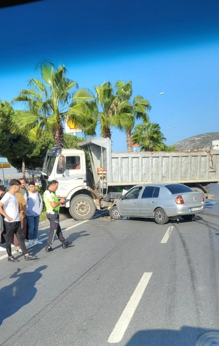 Kamyona çarpan otomobilden burnu bile kanamadan kurtuldu
