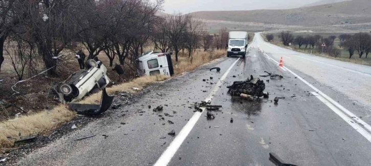 Kamyonetle çarpışan otomobil takla attı! Ölü ve yaralılar var