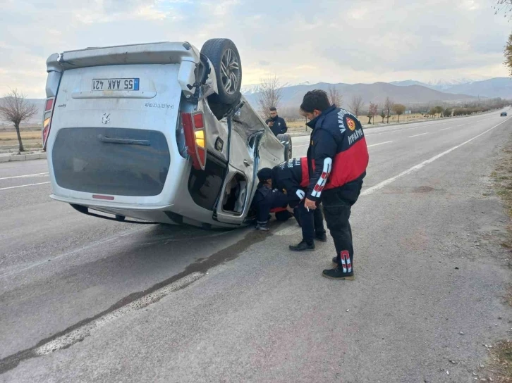 Kamyonetle minibüs çarpıştı: 2 yaralı