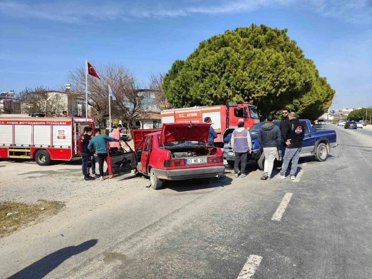 Kamyonetle otomobil kafa kafaya çarpıştı: 1’i ağır 3 yaralı
