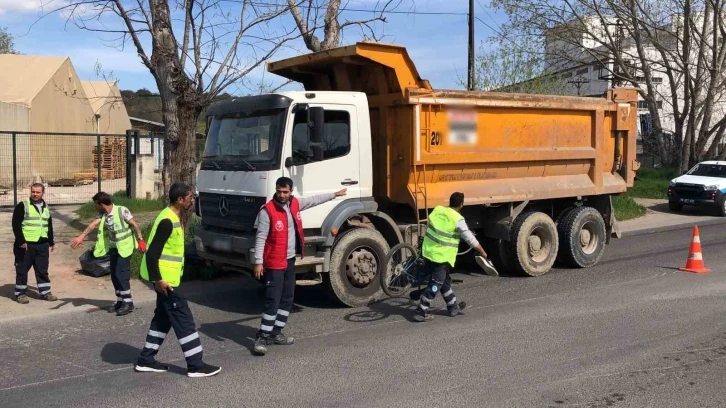 Kamyonla çarpışan bisikletlinin ağır yaralandığı kaza kamerada: Şoför alkollü çıktı
