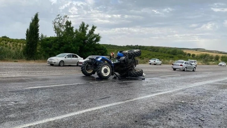 Kamyonun çarptığı traktör ikiye bölündü: 2 yaralı
