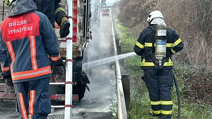 Kamyonun lastikleri tutuşunca otoyol tek şeride düştü
