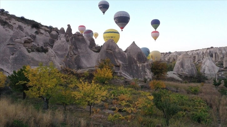 Kapadokya turistlere sonbahar fonuyla da fotoğraf çektirme imkanı sunuyor