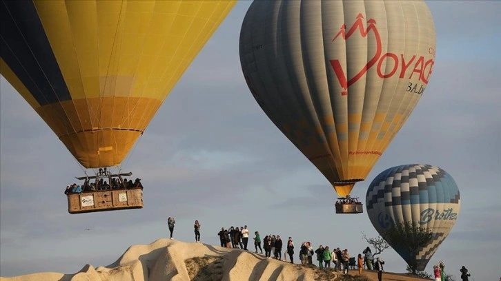 Kapadokya'da yerli turistler bayramda güneşi gökyüzünde karşıladı