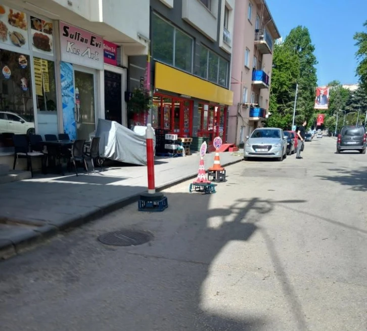 Kapı önüne duba koyup park yaptırmayan esnafa tepki
