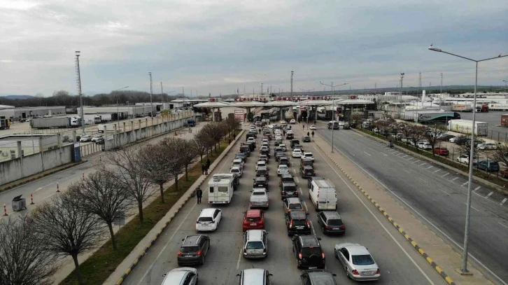 Kapıkule Sınır Kapısı’nda Bulgarların yılbaşı hareketliliği: Uzun araç kuyrukları havadan görüntülendi
