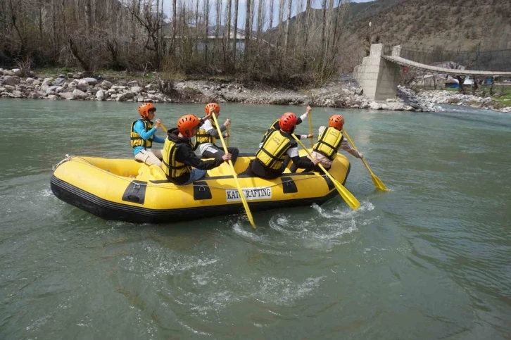 Kar sularında rafting heyecanı
