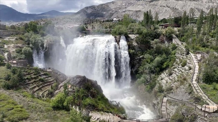 Kar ve yağmur sularıyla coşan Tortum Şelalesi ziyaretçilerini bekliyor